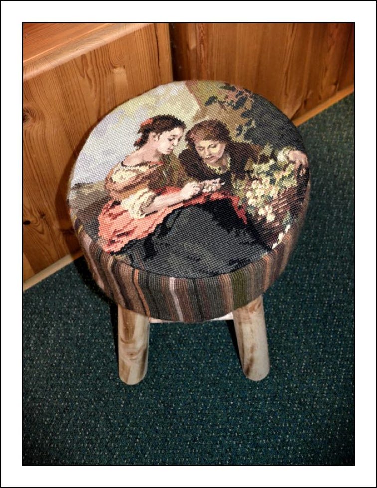 Hocker mit Gobelin Stickerei Motiv