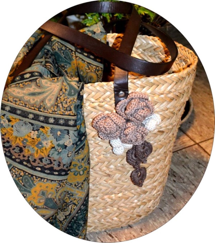 Tasche mit gehäkelten Röschen