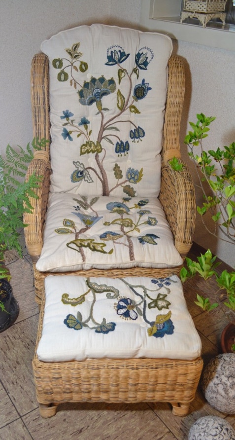 Sessel mit Crewel Stickerei